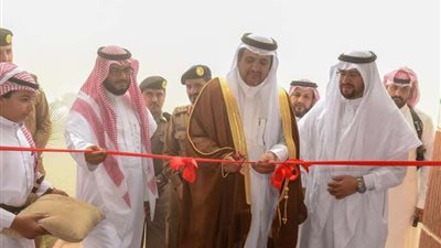 محافظ النماص يدشن مهرجان العسل في عامه الثاني بالسوق الشعبي