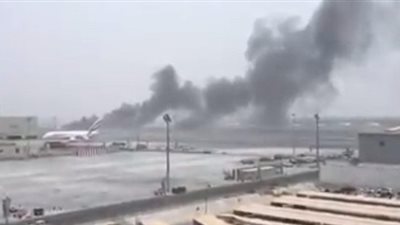 شاهد.. اللقطات اﻷولى لاشتعال النيران بطائرة بيونج 777 اﻹماراتية