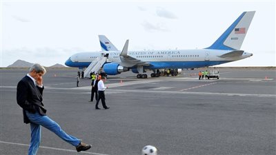 وزير الخارجية اﻷمريكي يلعب بكرة في مطار الرأس الأخضر