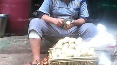 خريج تربية يعمل في مطعم كشري (صور)