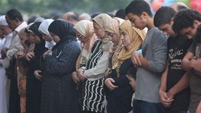 حكم صلاة المرأة إلى جانب الرجل.. (فيديو)