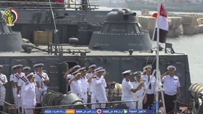 رفع العلم المصري على لنش الصواريخ الروسي 