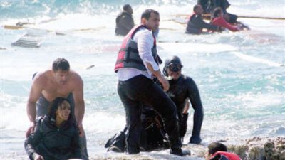 اليونان تنقذ 70 مهاجرا من البحر قبالة جزيرة ليسبوس