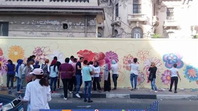90 وردة لتجميل جدران كلية الفنون الجميلة بالإسكندرية ..(صور)
