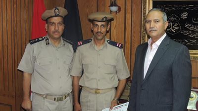 مدير أمن سوهاج  يكرم أمين شرطة ضبط سيارة محملة بـ 68 جوال دقيق قبل بيعها بالسوق السوداء