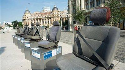 معرض لمقاعد السيارات للتحذير من الحوادث المميتة (صور)