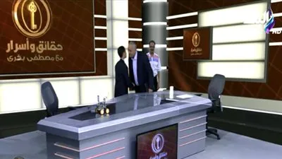 المخترع الصغير يقبل يد والده على الهواء 