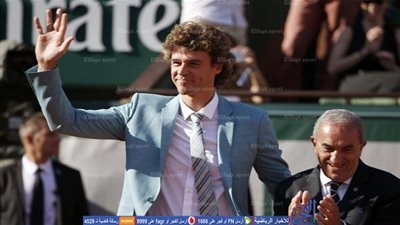 نجم التنس البرازيلي كيرتن يشعل المرجل الأولمبي