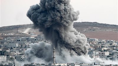 اندبندنت: التحالف الدولي متهم بانتهاج سياسة الأرض المحروقة بسوريا