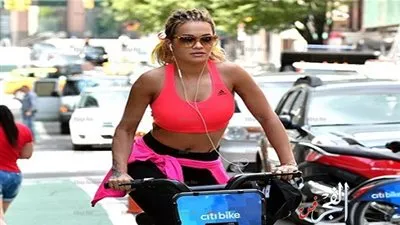 ريتا أورا تشعل مواقع التواصل الاجتماعي بعدة صور مثيرة 