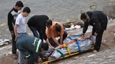 انتشال جثة شاب من بحر 