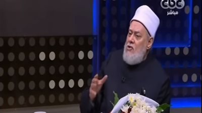 عقب محاولة اغتياله.. عمرو خليل يستقبل علي جمعة بالورود