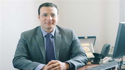 أستاذ بجامعة زويل: 