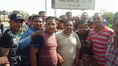 وقفة احتجاجية لعمال مصنع نسيج بالعاشر من رمضان بعد طرد  1400 عامل من المصنع (صور)