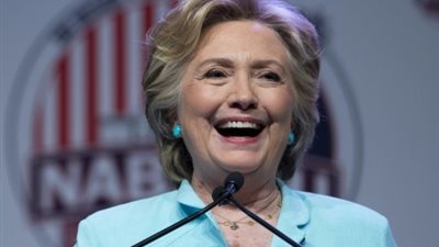 استطلاع رأي: كلينتون تتفوق بثماني نقاط على ترامب