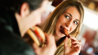 10 أكلات تجنب تناولها في أول موعد غرامي 