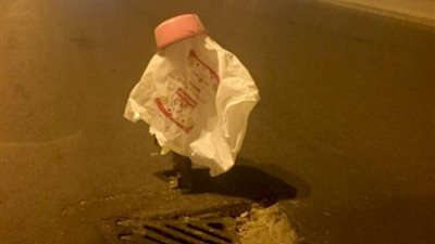 مواطنون بالشرائع يضعون أعمدة حديدية وأكياساً بلاستيكية لتحذير السالكين