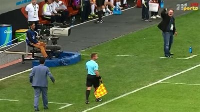 بالفيديو.. اشتباك لفظي بين مدربي العراق والبرازيل بسبب التدخلات القوية 