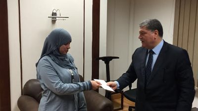 مدير أمن المطار يكرم إحدى عاملات النظافة لأمانتها