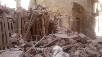 حي غرب الإسكندرية يخلي عقارين من السكان عقب انهيار عقار قديم (صور)