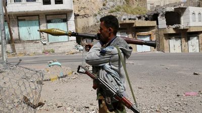  عدن: جرحى خلال محاولة إرهابي زرع عبوة ناسفة بمركبة عسكرية