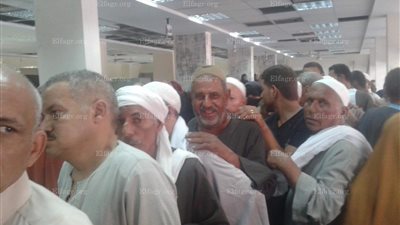 زحام شديد لاصحاب المعاشات أمام بنك ناصر بالفيوم