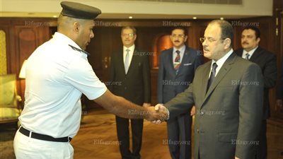 وزير الداخلية يكرم حرس 