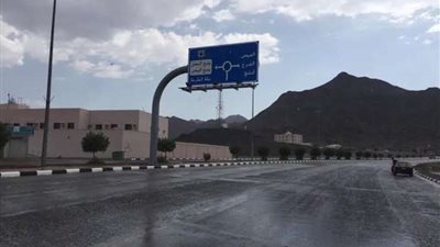 هطول أمطار خفيفة على العيص ارتوت على إثرها الأرض