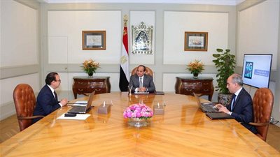 وزير الاتصالات يستعرض مع السيسي رخص الجيل الرابع للهاتف المحمول