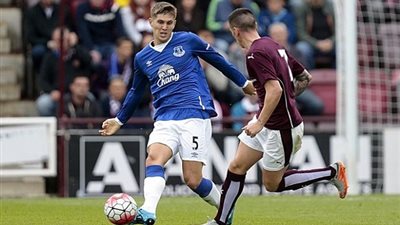 رسميا.. مانشستر سيتي يضم صخرة دفاع إيفرتون