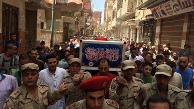 آلاف المواطنين يشيعون جثمان شهيد سيناء بسقط رأسه في  الدقهلية (صور)