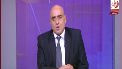 متصل يصدم عزمي مجاهد على الهواء: 