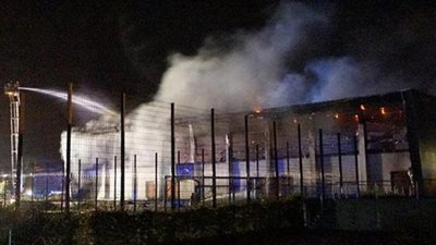 إصابة 22 شخصا إثر اندلاع حريق في نزل للاجئين بألمانيا