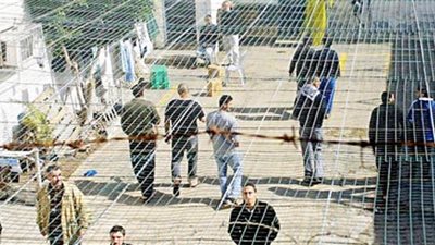 الاحتلال يمنع 15 أسيراً يخوضون إضراباً عن الطعام من زيارة المحامي