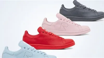 أديداس تطلق تشكيلة أحذية رياضية بالتعاون مع راف سيمونز