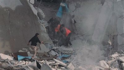 50 قتيلاً وجريحاً جلّهم أطفال بقصف جوي على مدينة إدلب