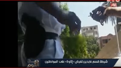لحظة تلقي أمين شرطة بقسم عابدين رشوة من أحد المواطنين (فيديو)