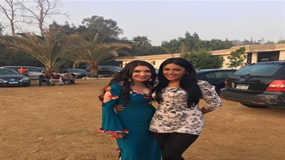 دينا تنشر صورة من كواليس 