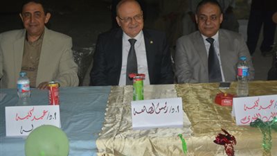 رئيس جامعة الزقازيق  يكرم المتميزين خلال الحفل الختامي للفوج الثالث لمعسكر إعداد القادة (صور)