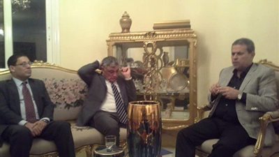 سائق يغلق باب السيارة على إصبع السفير الإسرائيلي في القاهرة 