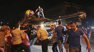 احتجاز 35 ألفاً على علاقة بمحاولة الانقلاب الفاشلة بتركيا