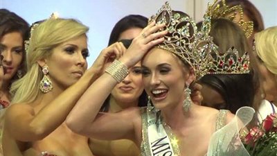 بالفيديو: ملكة جمال تتعرّض لموقف محرج أثناء تتويجها بأمريكا