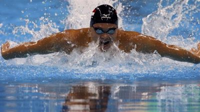 السباح السنغافوري سكولينج يتفوق على فيلبس