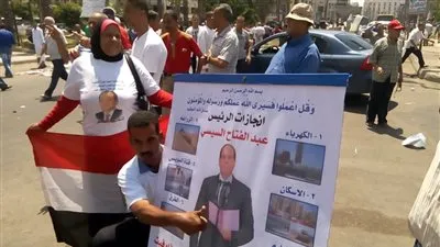 وقفة للعشرات من متظاهرو القائد إبراهيم لعرض إنجازات السيسي (صور)