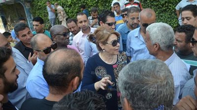 نائب محافظ الإسكندرية تتفقد منطقة الحرمين للاستماع لشكاوي المواطنين من الصرف الصحي (صور)