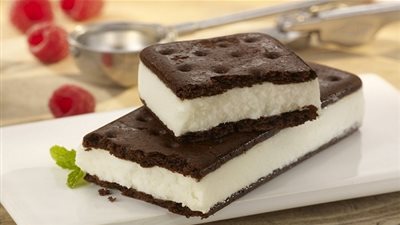  طريقة بسيطة لعمل سندويشات البسكويت بالايس كريم