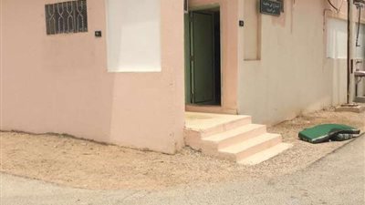 العثور على حارس مدرسة متوفى داخل سكنه في الأفلاج