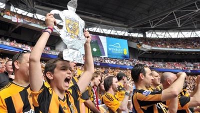 جماهير هال سيتي تهتف ضد 