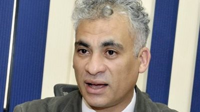 أستاذ هندسة بترول: 