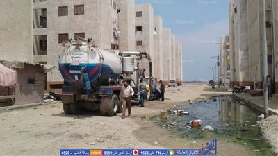 أعمال تطهير وتسليك خط الصرف الصحي بمساكن الشباب بدمياط (صور) 